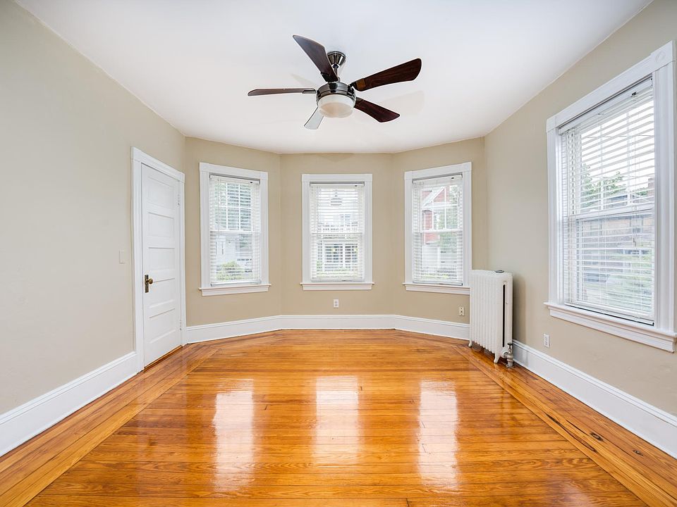 1st image of 221 Ivy St