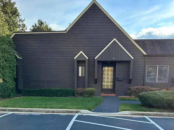 94 Southgate Circle #94, Massapequa Park, NY 11762