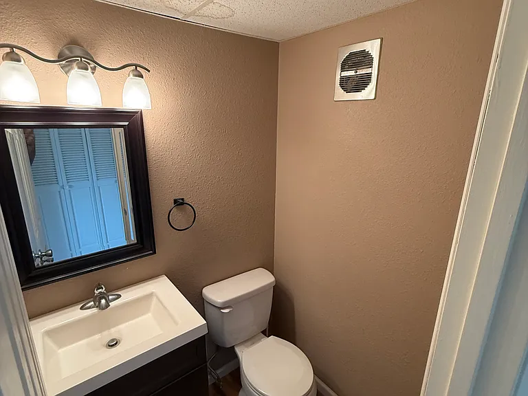 409 Lakeside Ave — Photo 4