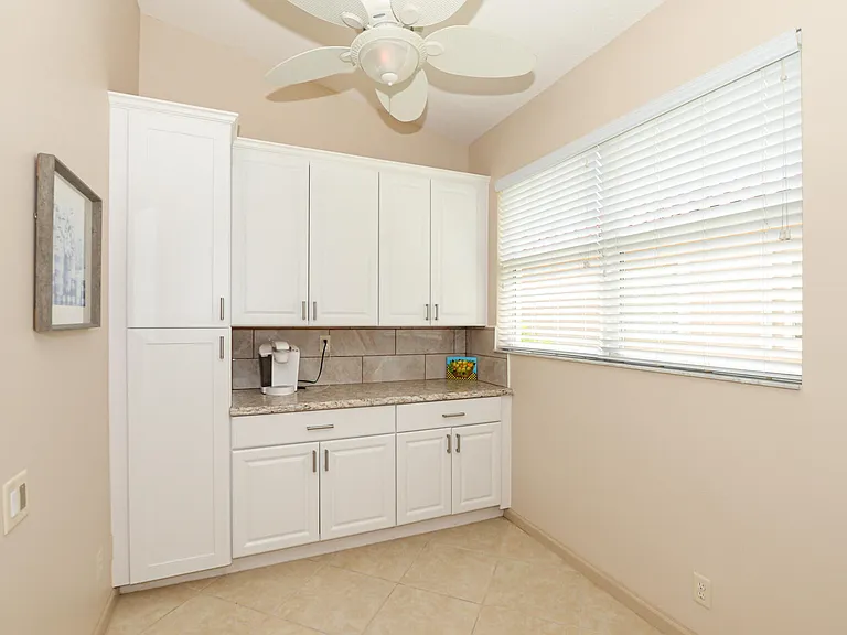 421 NW Sunview Way — Photo 19