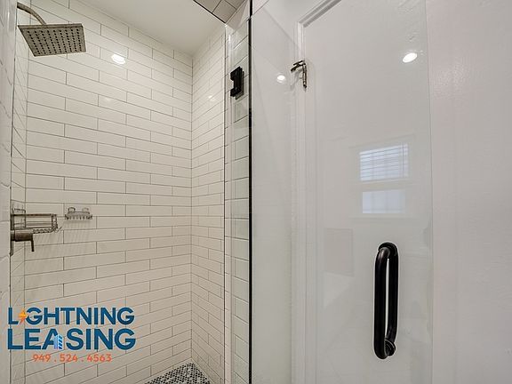 4th image of 1060 S Stanley Ave #5D