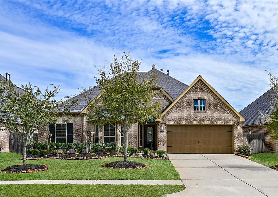 1st image of 2715 Park Hills Dr
