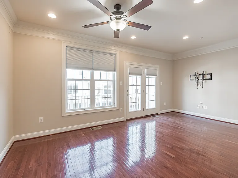 513 Girard St — Photo 10
