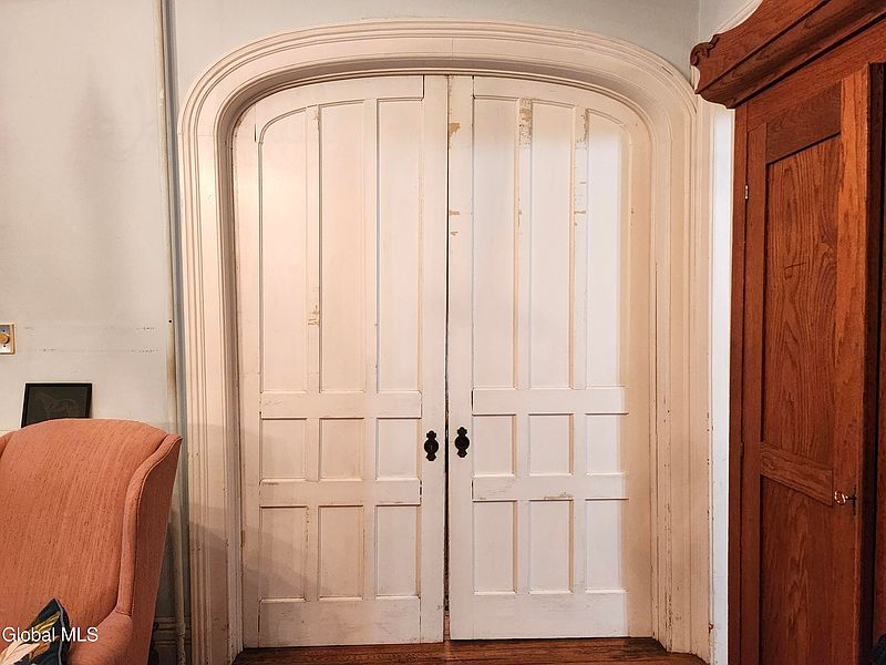 5th image of 822 Union Street