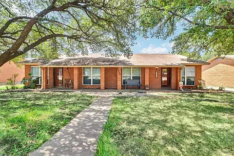 2304 Westchester Dr — Photo 2