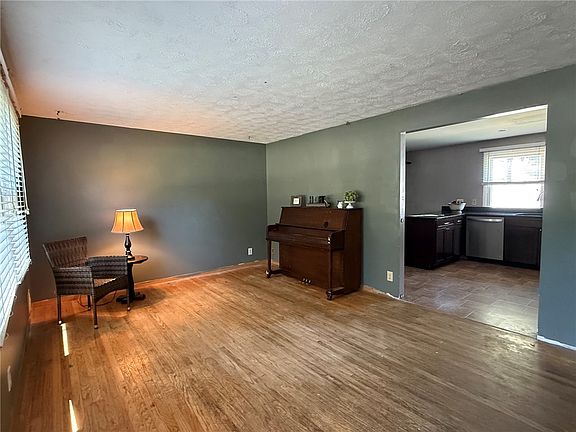 4th image of 678 Fox Meadow Rd