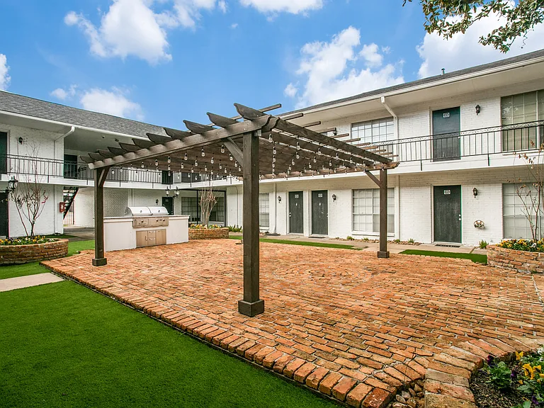 Bellaire Oaks Apartments — Photo 36