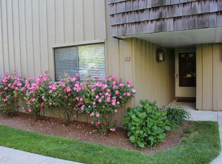 122 Ledgebrook Dr, Norwalk, CT 06854