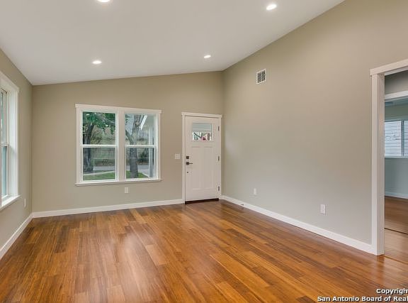 4th image of 264 E Russell Pl