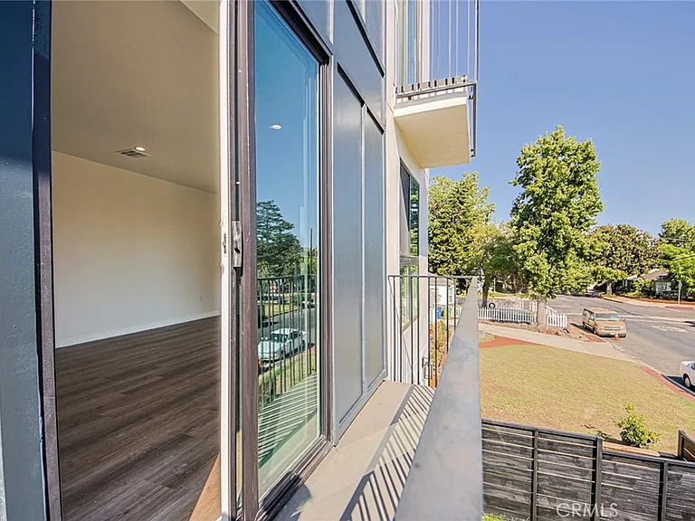 10719 Addison St — Photo 33
