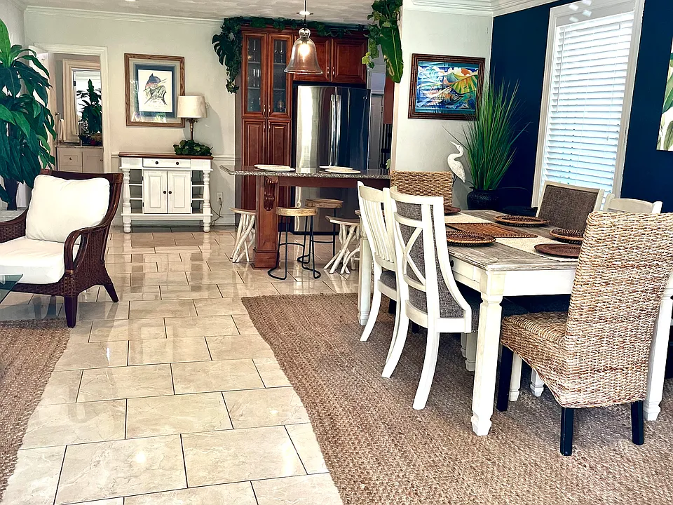 Nice dinning area with large windows