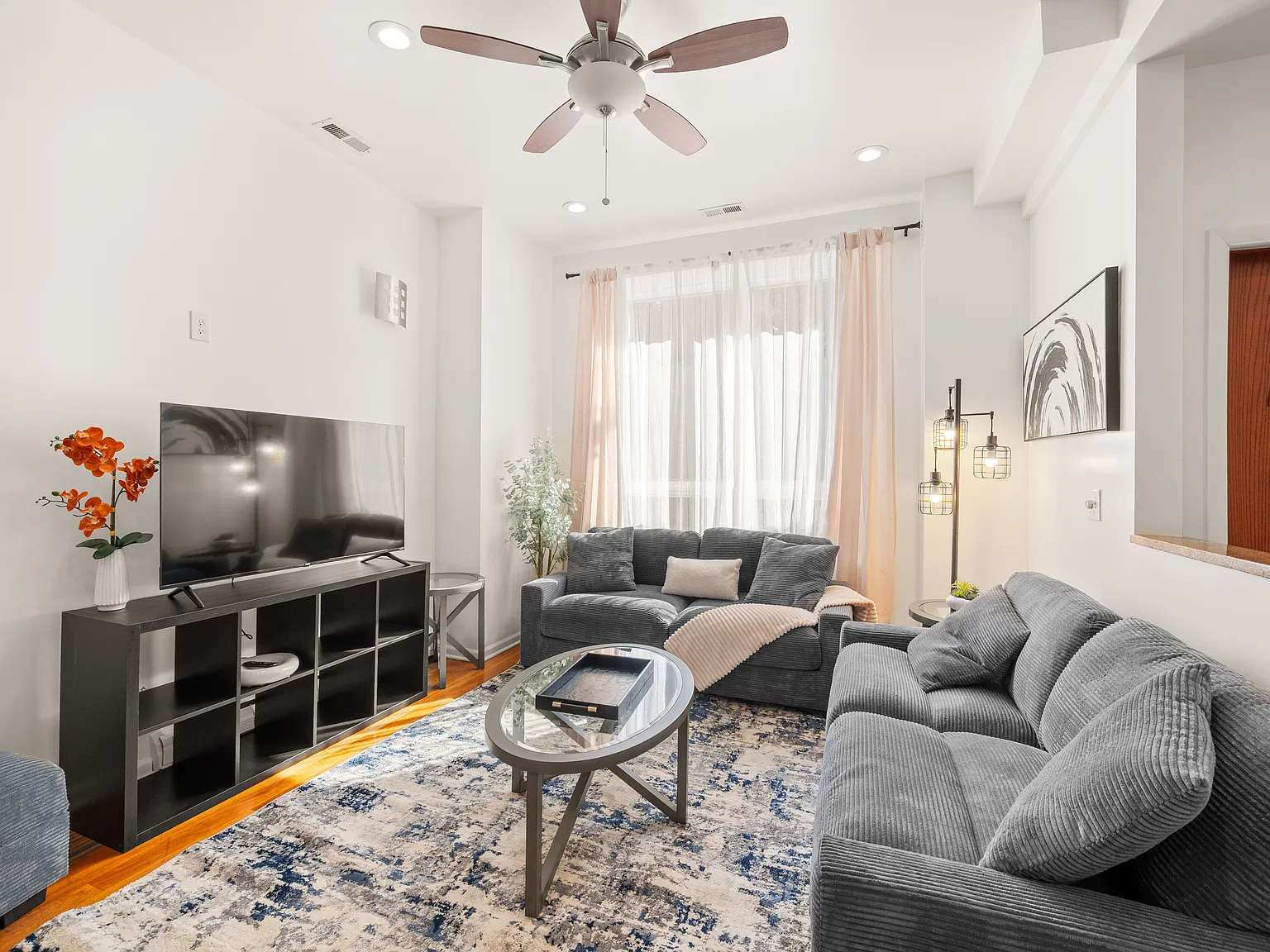 902 W Newport Ave — Photo 3
