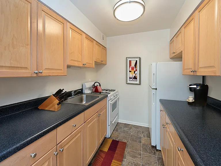 Kitchen (staged)