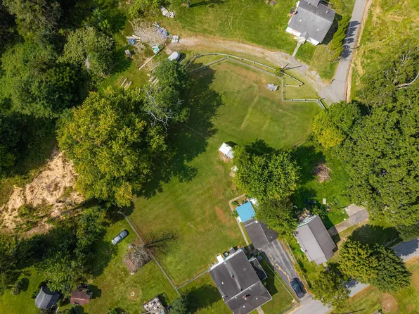 1st Ave, Fayetteville, WV 25840