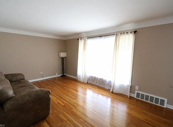 4th image of 1751 E 238th St