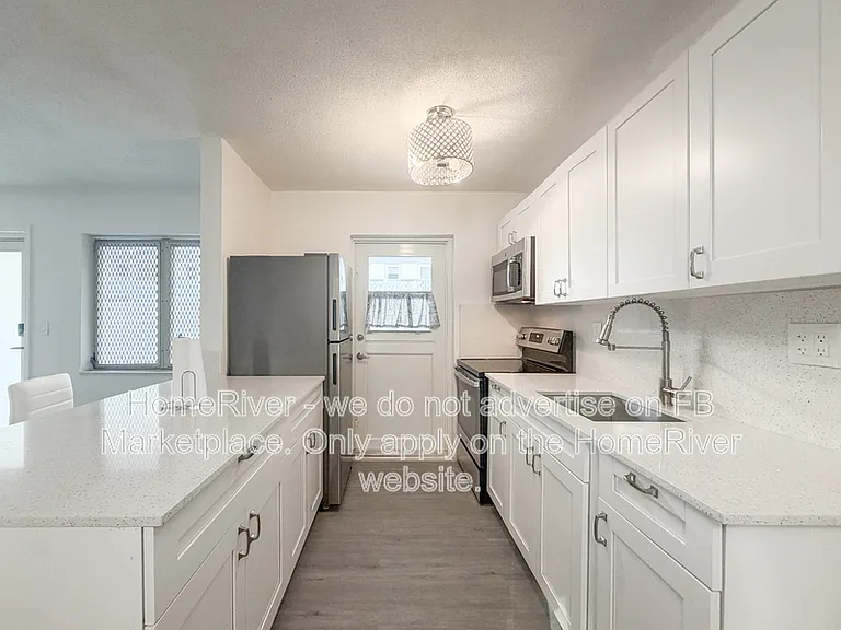 900 6th St #3 — Photo 4