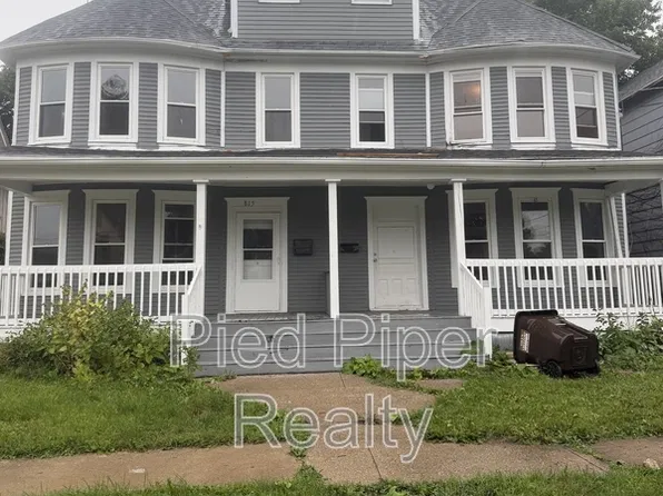 817 S Benton Ave, Freeport, IL 61032