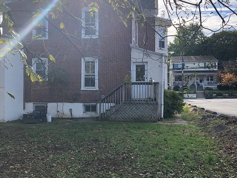 607 Bridge St — Photo 10