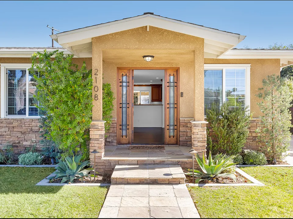 2108 Lomina Ave