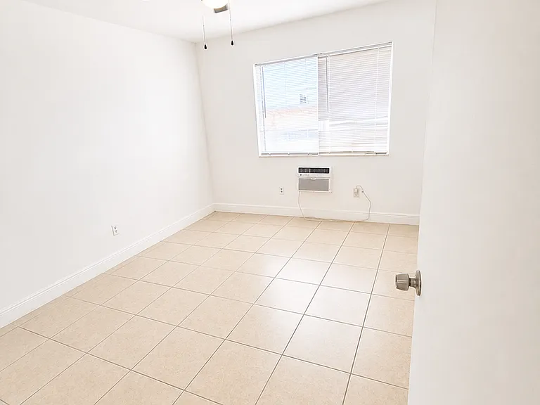 1629 SW 4th St — Photo 7