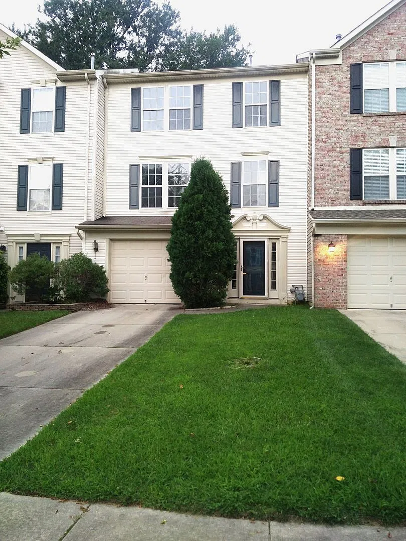 Spacious 3 bedroom Townhouse — Photo 1