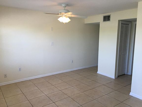 4th image of 106 Columbia Dr APT B9