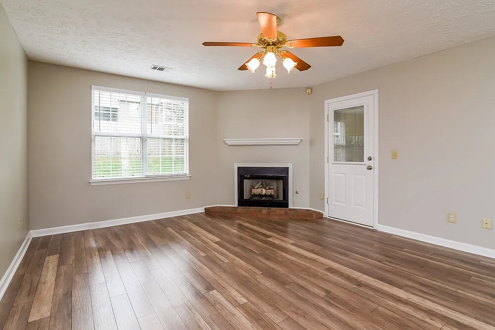 3 bed, 2.0 bath, 1253 sqft, $2,345 — Photo 2