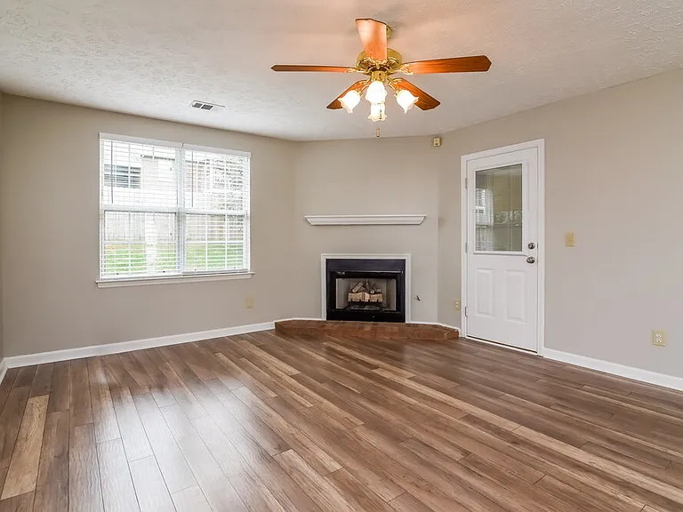 101 Edgehill Ln — Photo 2