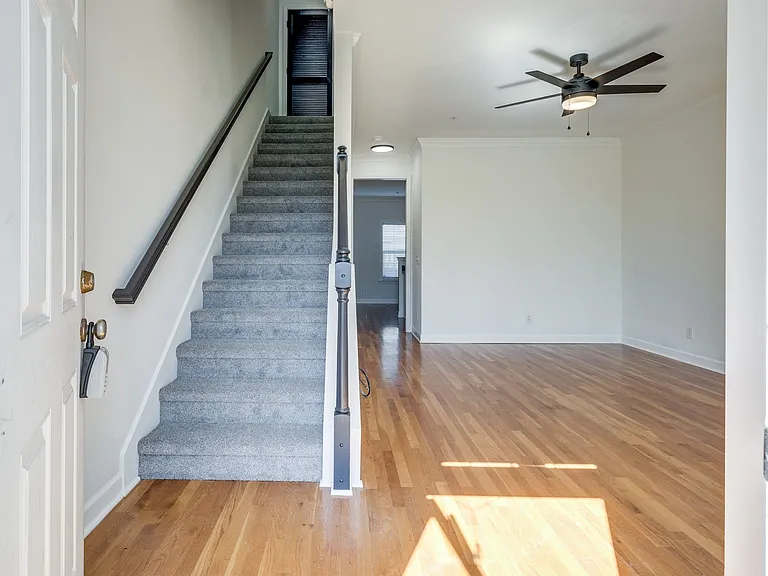 1002 McKenna Dr — Photo 2