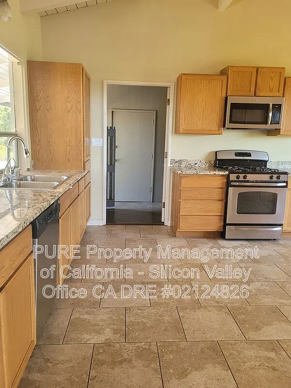 3 bed, 2.5 bath, 2900 sqft, $7,500 — Photo 3