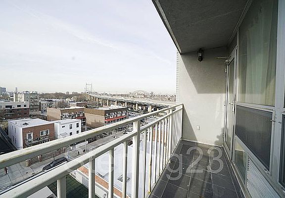 4th image of 2515 Crescent St APT 5A