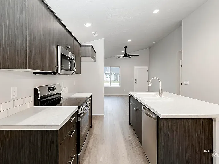 785 SW Alpha St — Photo 3