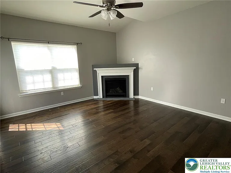 1350 Caspian St — Photo 3