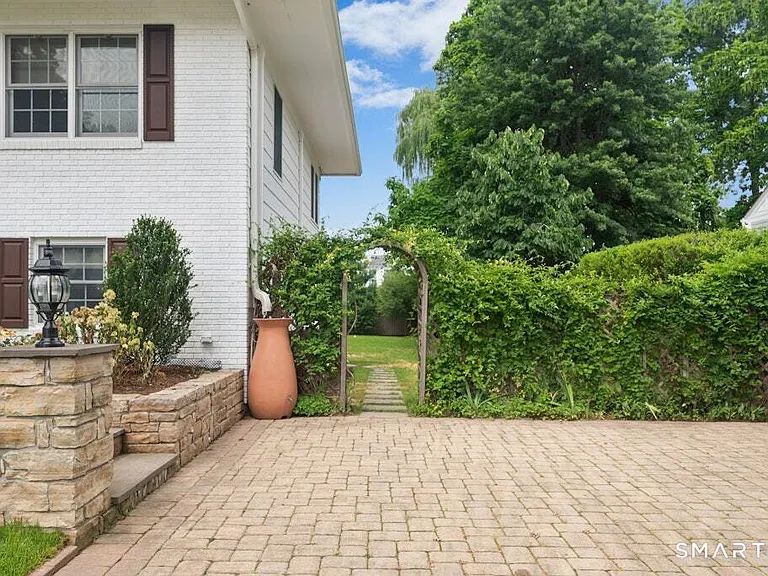 34 Davenport Dr — Photo 18