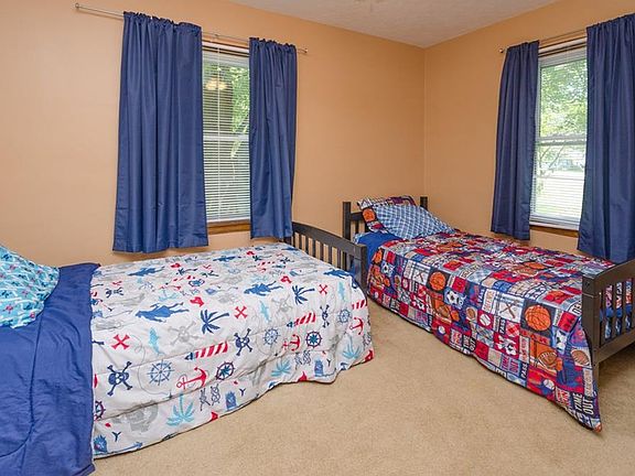 5th image of 22 Rebecca Dr