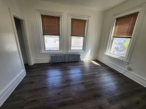 4th image of 266-268 E Walnut St #268-3