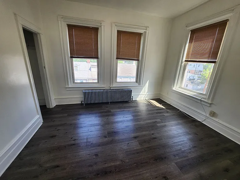 266-268 E Walnut St — Photo 4