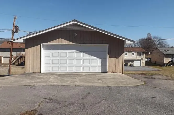 3 bed, 1920 sqft, $1,950 — Photo 3