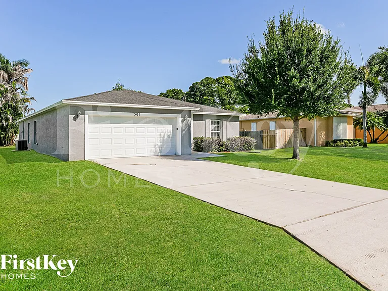 561 SE Brookside Ter — Photo 2