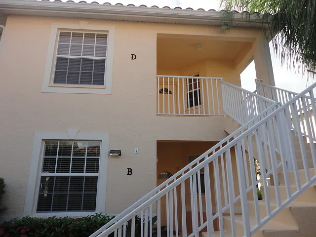 Available 2BR+Den/2BA/1CG 1st Floor Condo — Photo 4