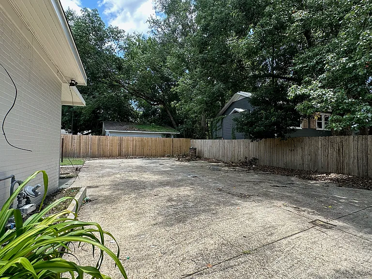 1459 Dauphin St — Photo 4