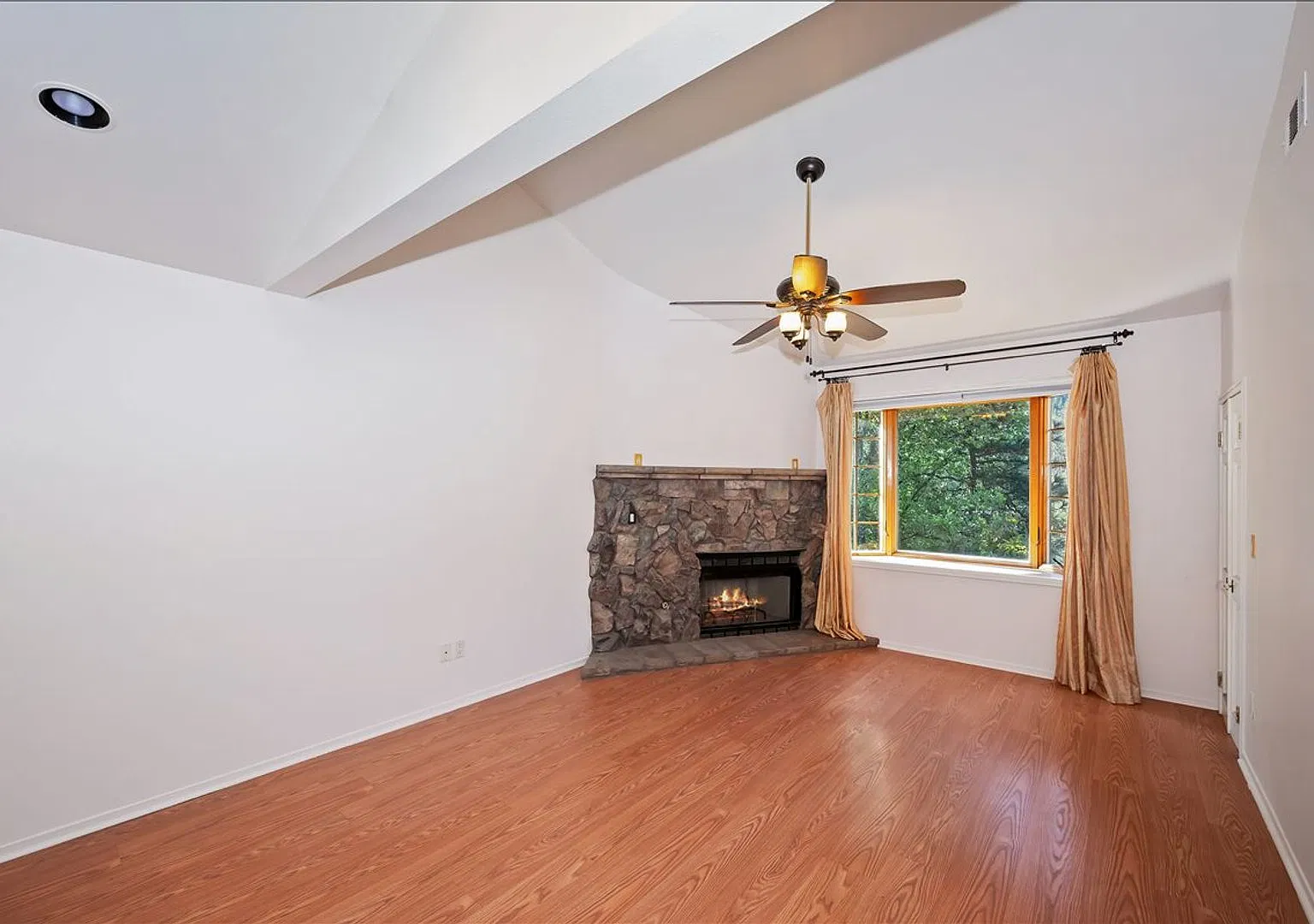 495 Zuger Ct — Photo 2