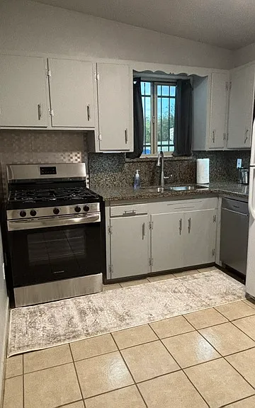 2202 E 17th St — Photo 14