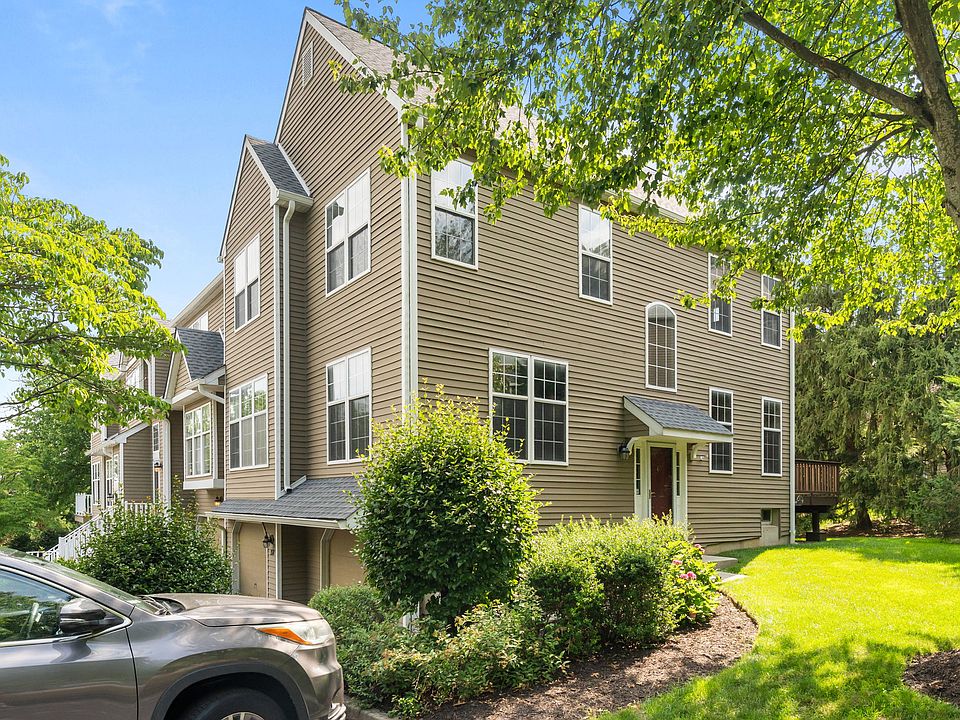 Beautiful End Unit in Northridge. Great Valley Schools.