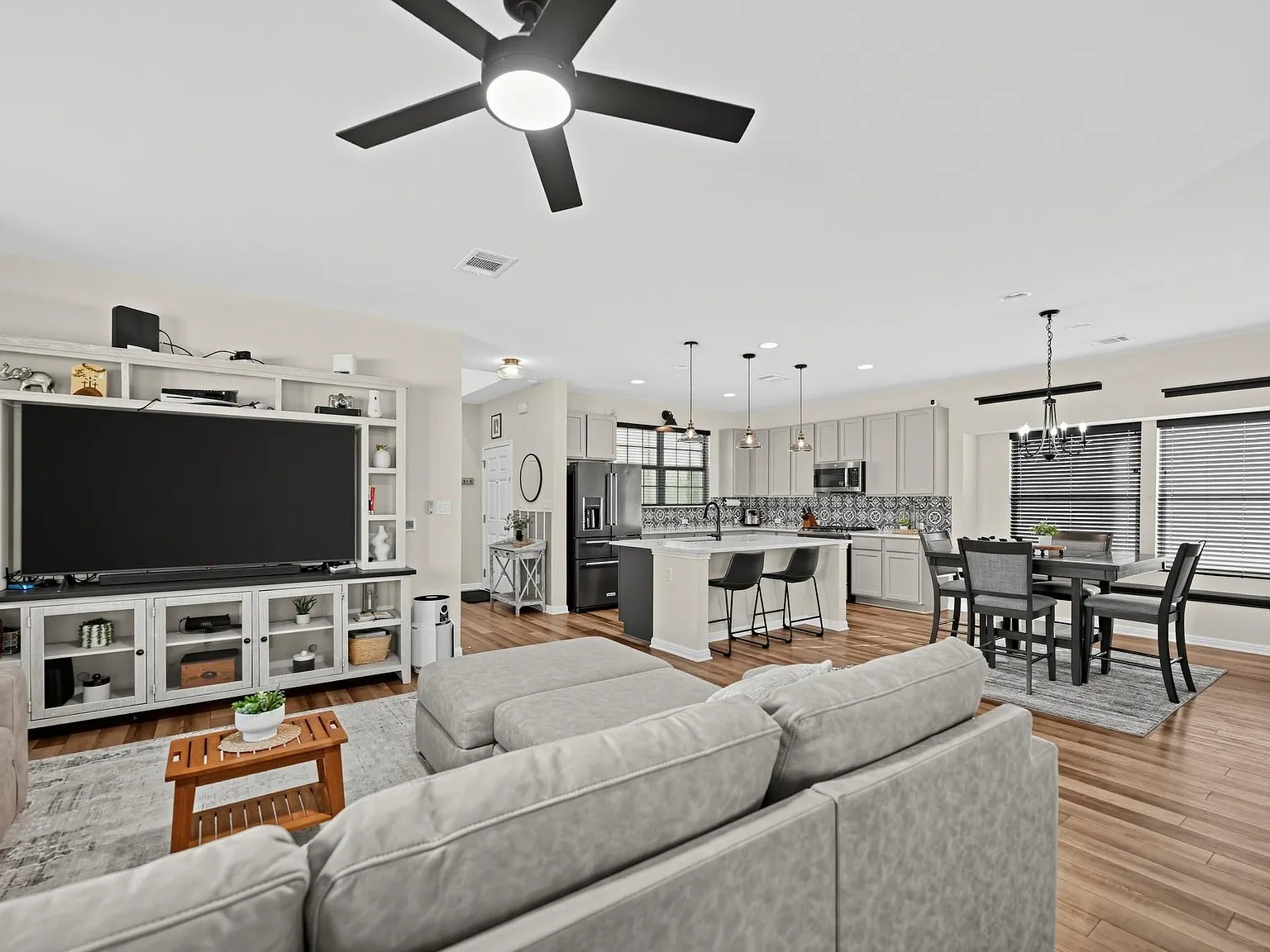 3 bed, 3.0 bath, 2067 sqft, $2,295 — Photo 4