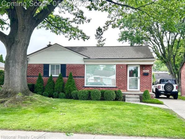 9611 Deering St, Livonia, MI 48150