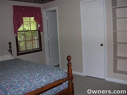 Mst. BR w/his & her closets 13'9"x11'8"