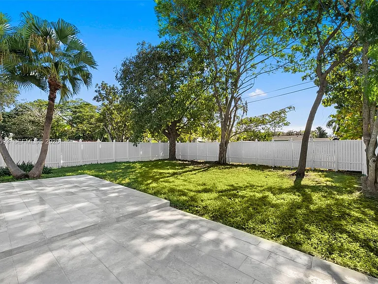 253 SW 4th St — Photo 23