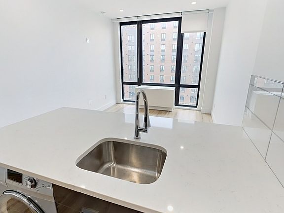 5th image of 416 Lenox Ave #6B