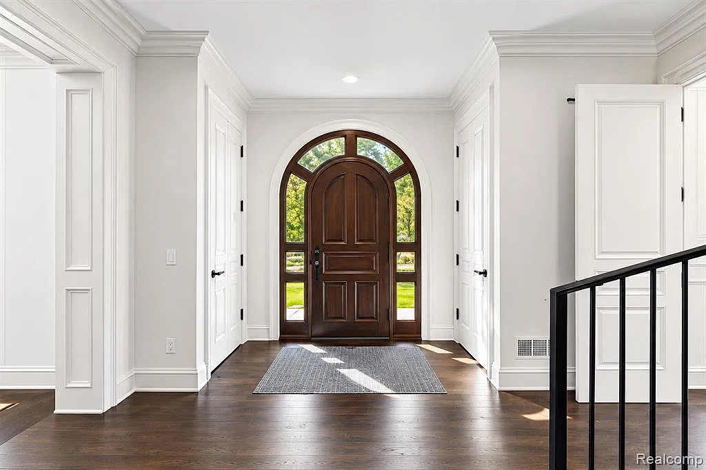 6 bed, 8.0 bath, 8212 sqft, $25,000 — Photo 2